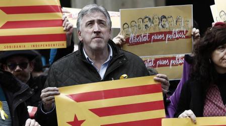Cientos de personas rechazan en Pamplona la "deriva autoritaria" en Cataluña