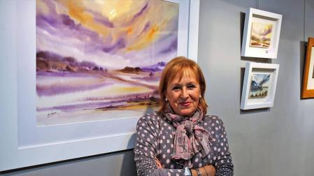 Ana Azorín presenta sus acuarelas en la muestra 'Dando color al agua'