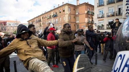 Seis personas de nacionalidad española han sido detenidas, diez policías nacionales han resultado heridos y numerosos destrozos en las calles se han producido durante la protesta por la muerte de Mmame M., el senegalés mantero que murió de un paro cardíaco en el barrio de Lavapiés