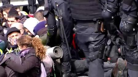 Los Mossos desalojan a decenas de independentistas que cortaban la AP-7