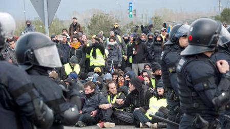 Independentistas cortan las principales vías de Girona, Lleida y Tarragona