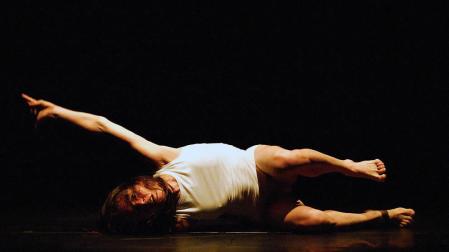 La compañía navarra Dínamo Danza pone punto final al ciclo de danza contemporánea en Civivox Iturrama, donde estrenarán 'Luces y sombras'