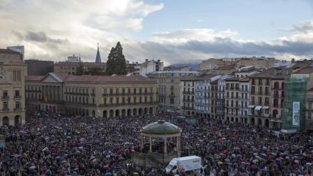 Jóvenes y mayores salen a la calle en Pamplona bajo la lluvia