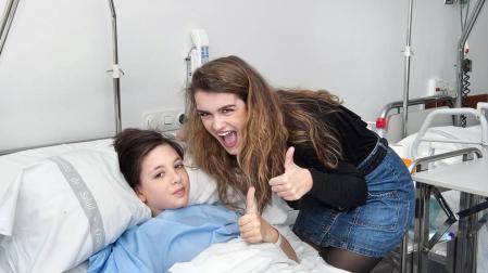 La cantante navarra Amaia Romero ha aprovechado su estancia en Pamplona para visitar a los niños que se encuentran ingresados en el Complejo Hospitalario de Navarra.
