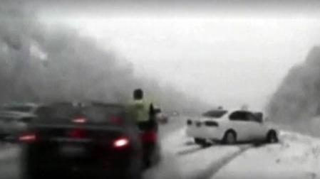 Un policía de Estados Unidos, arrollado cuando iba a atender a un conductor