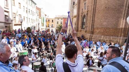 Más de 150 personas han participado este jueves en la 'Rompida de la Hora' de Tudela tocando sus tambores y bombos desde las 12:00 del mediodía en la plaza Vieja de la capital ribera