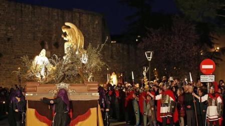 Miles de personas siguieron esta marcha procesional que en sus diez años de historia siempre ha disfrutado de buen tiempo y siempre ha salido a la calle .