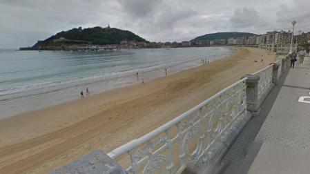 Detenido tras amenazar con dos machetes a viandantes en la playa de La Concha