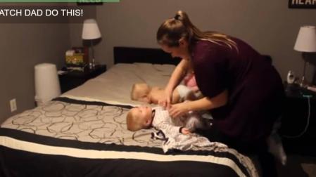 La misión imposible de poner el pijama a sus cuatro hijos se hace viral