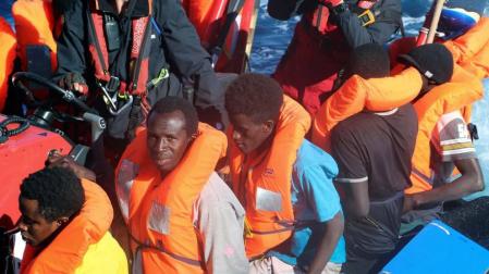 Rescatadas 131 personas que navegaban a la deriva frente a la costa de Libia