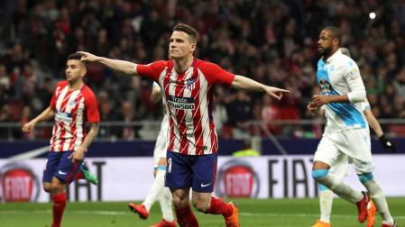 Un gol y de penalti permite al Atlético acercarse al líder