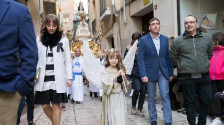 La niña Ariadna Munilla emocionó el domingo 1 de abril los vecinos de Tudela con el tradicional acto, presenciado por miles de personas en la plaza de los Fueros de la capital ribera.