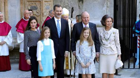 Los Reyes, don Juan Carlos y doña Sofía asisten a la misa de Resurrección en Palma