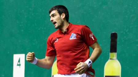 Joseba Ezkurdia celebra un tanto.
