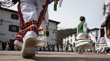 La tradición exige que los dantzaris recorran las calles y bajen también bailando el puerto de Ibañeta