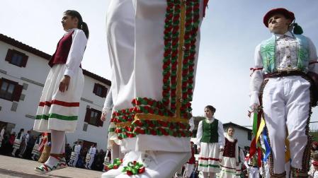 La tradición exige que los dantzaris recorran las calles y bajen también bailando el puerto de Ibañeta