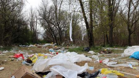 Las comidas del Ángel llenan otra vez de basura la orilla del Ebro en Tudela
