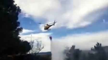 Bomberos trabajan para sofocar un incendio de vegetación en Puente la Reina