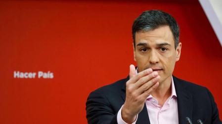 Pedro Sánchez deja entrever una moción de censura contra Cifuentes por su master
