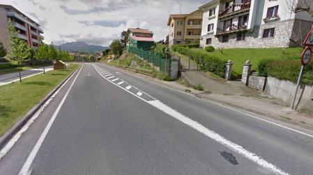 Un vehículo atropella a dos jóvenes y se da a la fuga en Hernani