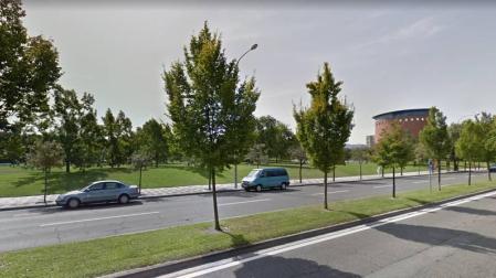 Da positivo en alcohol tras chocar contra tres vehículos aparcados en Pamplona