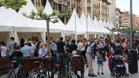 Numeroso puestos de librerías ofrecieron descuentos a los navarros en la Avenida Carlos III