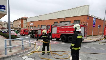 Un camión cisterna ha volcado este martes en la ronda de Pamplona, a la altura de Ansoáin, y el vertido de hidrocarburo ha llegado al río Arga.