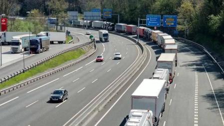Los camiones colapsan la AP-8 en Irun con colas de hasta 12 km