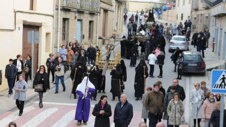Una cuadrilla de jóvenes de Caparroso recupera el paso del Cirineo en la procesión