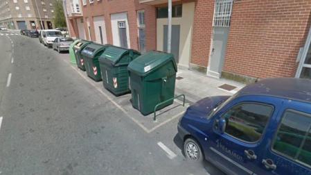 Siniestro ocurrido al chocar contra un vehículo y cuatro cubos de basura en Pamplona