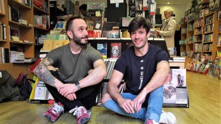 Los libros sobre LGTBI, el filón para Dos Bigotes, se presentan en Pamplona
