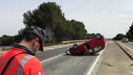 Dos heridos al salirse de la vía y volcar su vehículo en Castejón