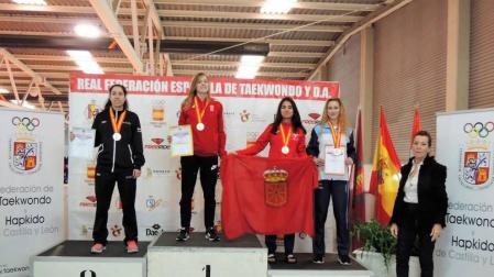 Ane Cinto rubrica un doble podio nacional de Taekwondo