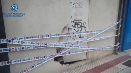 Una conductora se cruza en la calle Puente Miluce y se empotra contra un edificio