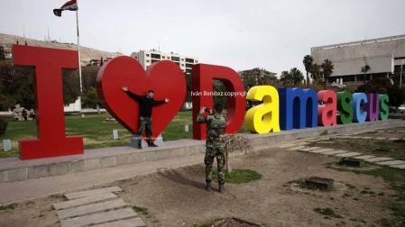 Callejeando por la capital siria, en pleno frente de guerra, sorprende la cotidianidad de la vida. Una pareja se regala miradas y un ramo de flores, un grupo de niños sale del colegio, dos universitarias comen en una terraza...