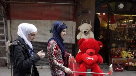 Callejeando por la capital siria, en pleno frente de guerra, sorprende la cotidianidad de la vida. Una pareja se regala miradas y un ramo de flores, un grupo de niños sale del colegio, dos universitarias comen en una terraza...