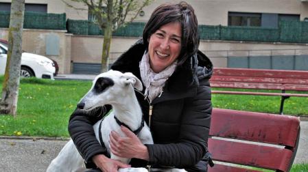 Y con Lluna, una perra galga, la familia llegó a tres