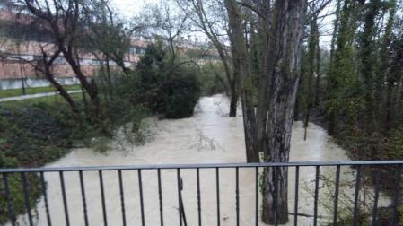 La lluvia de las últimas horas deja ríos desbordados y carreteras cortadas en Navarra