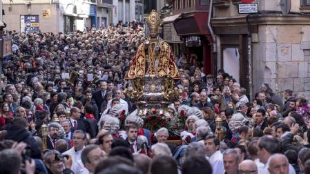 El santo ha sido trasladado con su comitiva desde la capilla de San Lorenzo a la catedral de Pamplona, donde permanecerá hasta el martes. El sol acompañó el acto, secundado por miles de personas