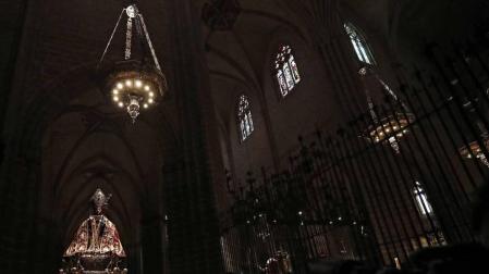El santo ha sido trasladado con su comitiva desde la capilla de San Lorenzo a la catedral de Pamplona, donde permanecerá hasta el martes. El sol acompañó el acto, secundado por miles de personas