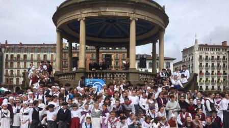 Cientos de personas participan en la Concentración de Dantzaris por el Autismo
