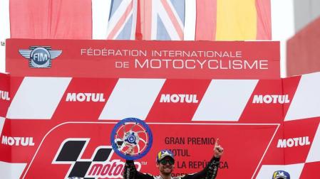 Crutchlow gana en el caos de Termas de Río Hondo y Márquez paga caro su ímpetu