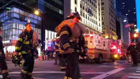 Un hombre murió y cuatro bomberos sufrieron lesiones leves por un incendio que se declaró hoy en la Torre Trump de Nueva York por motivos aún desconocidos, informaron fuentes oficiales.