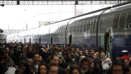 Atrasos y resignación en las estaciones de Francia por la huelga de trenes