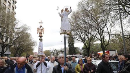 El Ángel de Aralar ha llegado este lunes a la capital navarra y ha sido recibido por el ángel de la Casa de Misericordia