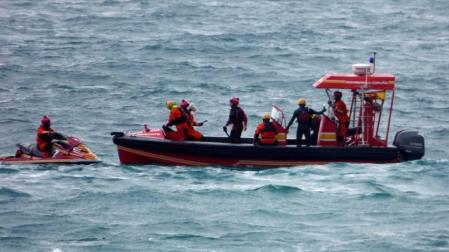 Localizan un cuerpo en la zona donde fue arrastrada por el mar una joven