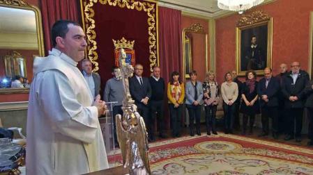 El Ayuntamiento de Pamplona recibe al Ángel de Aralar en el año santo jubilar