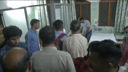 Mueren 26 niños tras caer un autobús escolar por un barranco en el norte de India