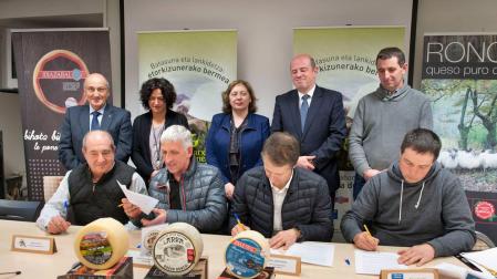 Reivindican la cadena de valor de la producción de los quesos Idiazábal y Roncal