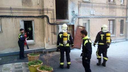 Un incendio obliga a desalojar un bloque de viviendas en Pamplona